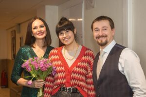 Diana Ankudinova Instagram - В понедельник я  была на премьере спектакля Сергея Безрукова «Репетиция банкета». Ооочень понравилось! Рекомендую! Главную роль (и единственную женскую роль) сыграла моя любимая Ира Безрукова.😍
Было очень приятно познакомиться с Сергеем Витальевичем! 
А сегодня снова в театр! Угадайте, на какой спектакль я иду сегодня?

@s_bezrukov @irina_bezrukova_official @fond_bezrukova