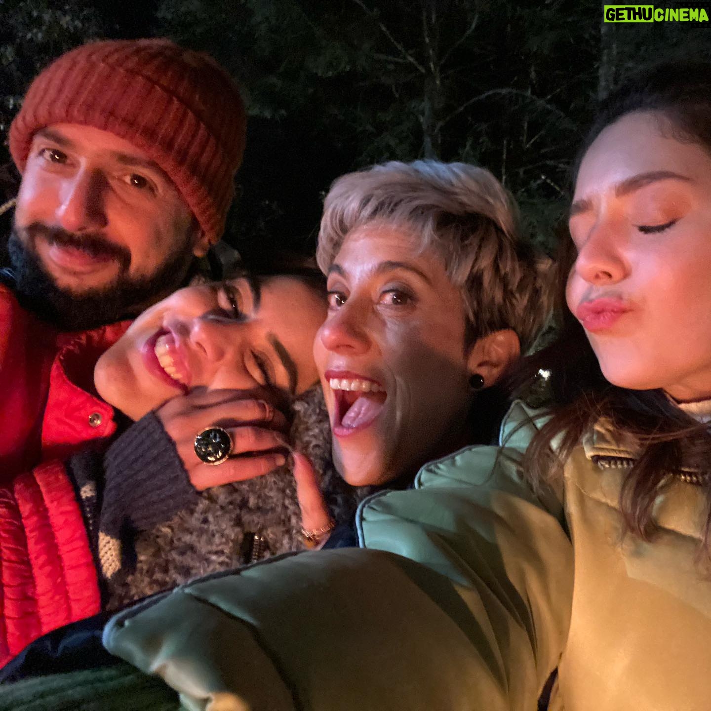 Diana Bovio Instagram - ⛰️🐴✨🪵❤️🔥 Atrapadas en familia ya está en @vixplus ✨