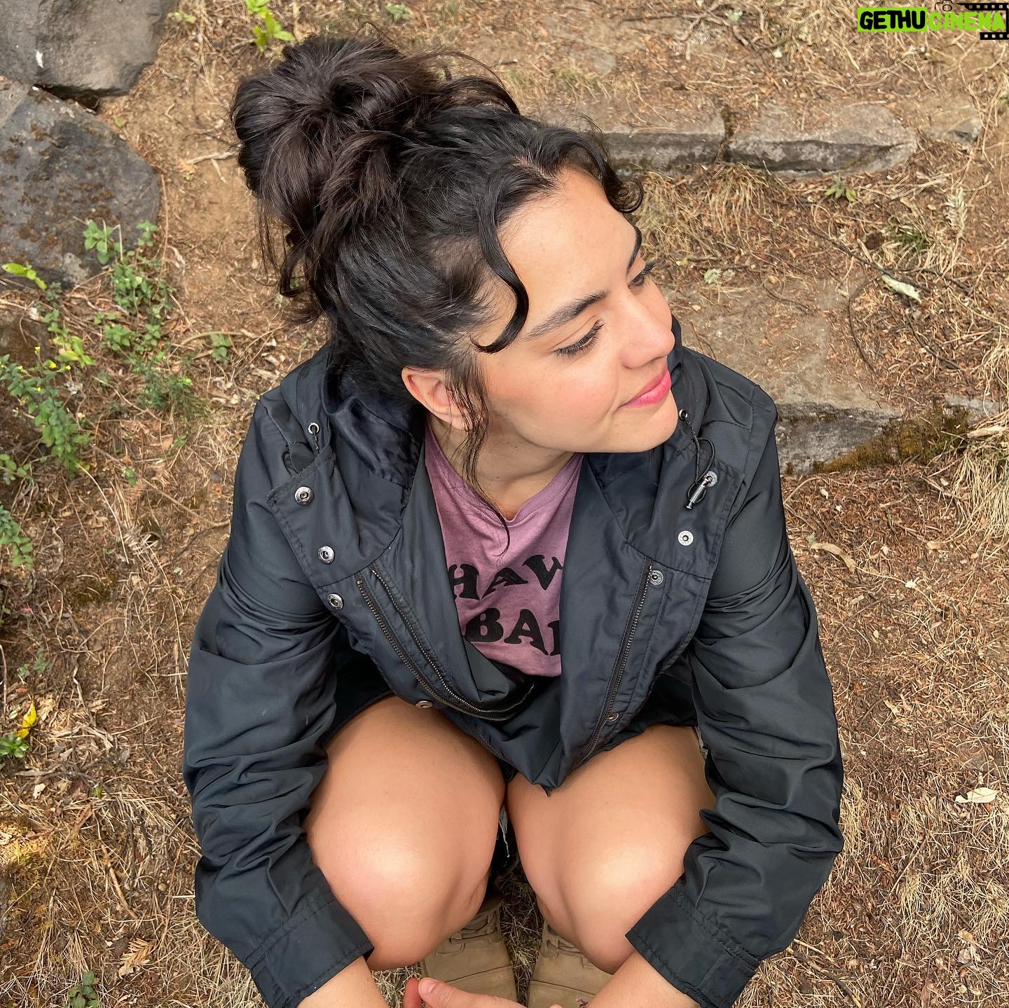 Diana Bovio Instagram - ⛰️🐴✨🪵❤️🔥 Atrapadas en familia ya está en @vixplus ✨