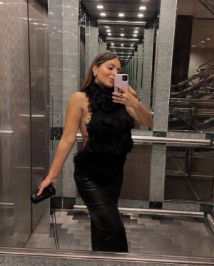 Diana Bovio Instagram - Amor y Matemáticas @tiff_net 

Top @ferragamo 
Falda @alin_jotar 
Aretes @swarovski 
Styling @ruthbuendiap