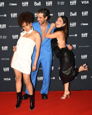Diana Bovio Instagram - Amor y Matemáticas @tiff_net 

Top @ferragamo 
Falda @alin_jotar 
Aretes @swarovski 
Styling @ruthbuendiap