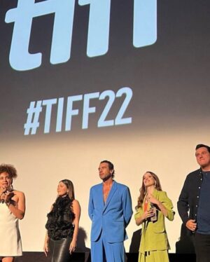 Diana Bovio Instagram - Amor y Matemáticas @tiff_net 

Top @ferragamo 
Falda @alin_jotar 
Aretes @swarovski 
Styling @ruthbuendiap
