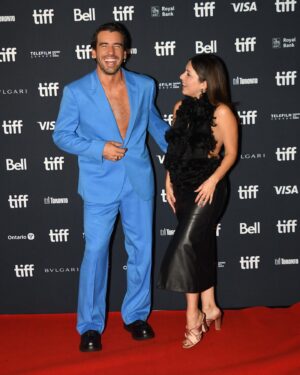 Diana Bovio Instagram - Amor y Matemáticas @tiff_net 

Top @ferragamo 
Falda @alin_jotar 
Aretes @swarovski 
Styling @ruthbuendiap
