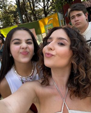 Diana Bovio Instagram - Que risa, que viaje, que emoción, que rico, que bonito, qué mas, que le pon gan mú sica pa que baaaile hasta abajo la bb. Quiero más de este equipo. Los amo 💗🫰🫶✨