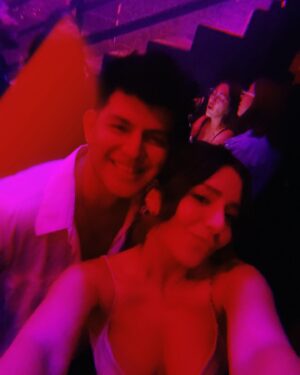 Diana Bovio Instagram - Que risa, que viaje, que emoción, que rico, que bonito, qué mas, que le pon gan mú sica pa que baaaile hasta abajo la bb. Quiero más de este equipo. Los amo 💗🫰🫶✨