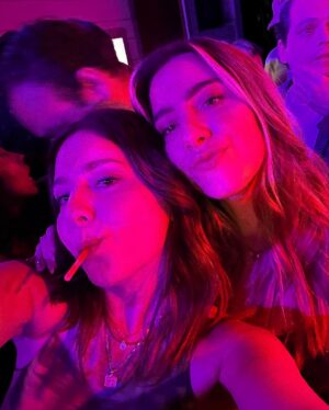 Diana Bovio Instagram - Que risa, que viaje, que emoción, que rico, que bonito, qué mas, que le pon gan mú sica pa que baaaile hasta abajo la bb. Quiero más de este equipo. Los amo 💗🫰🫶✨