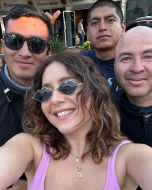Diana Bovio Instagram - Que risa, que viaje, que emoción, que rico, que bonito, qué mas, que le pon gan mú sica pa que baaaile hasta abajo la bb. Quiero más de este equipo. Los amo 💗🫰🫶✨