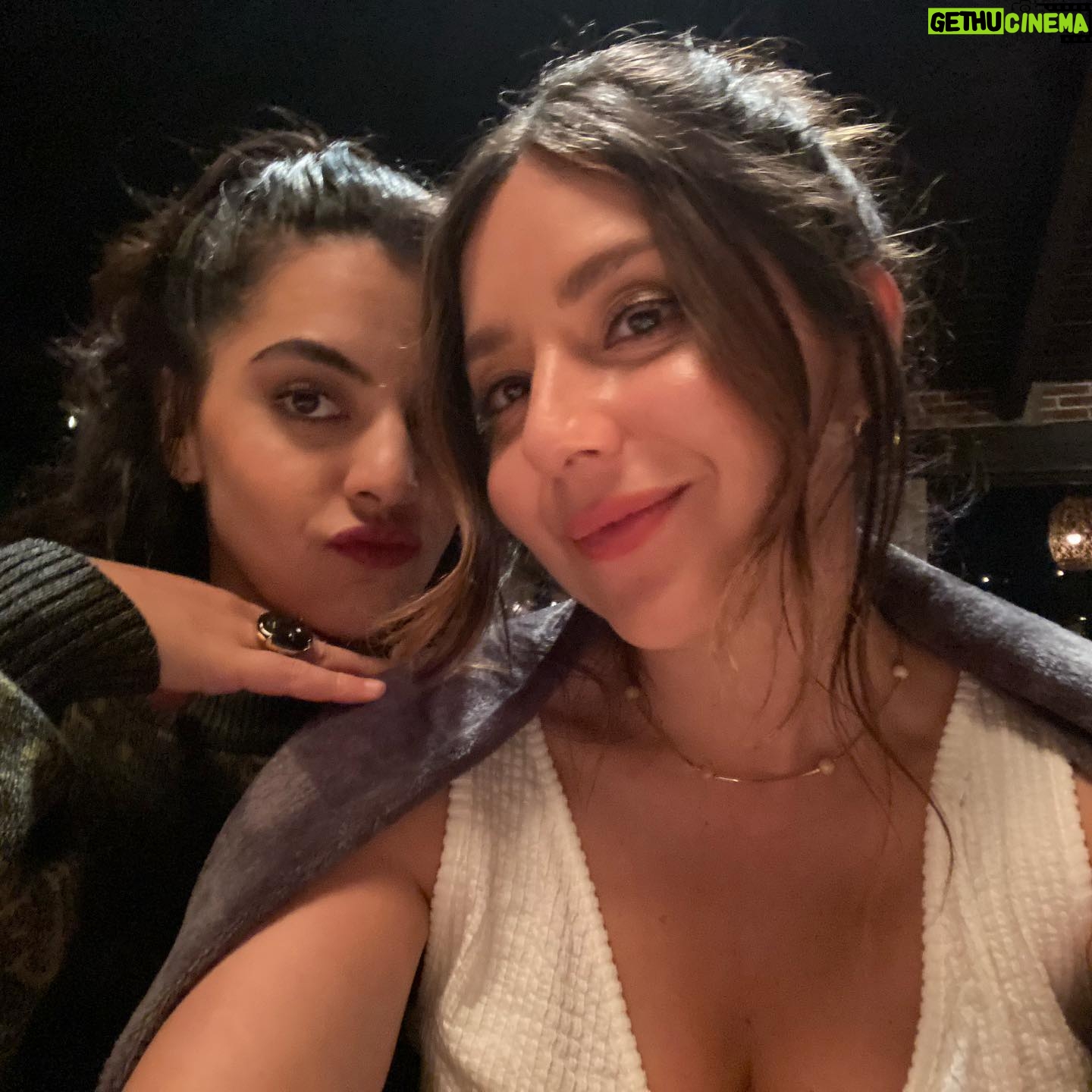 Diana Bovio Instagram - ⛰️🐴✨🪵❤️🔥 Atrapadas en familia ya está en @vixplus ✨