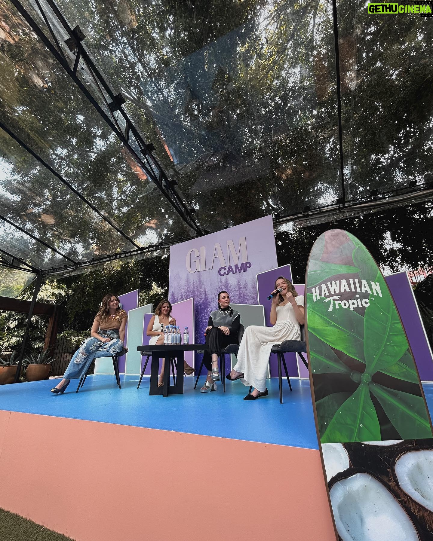 Diana Bovio Instagram - Platicando sobre el Amor Propio 🩵en el GlamCamp @glamourmexico #glamcamp junto a puras mujeres bellas y generosas. Look @tinoportillo #styledbytino Top @carolinaperez_mx Bottom @mancandy Shoes @miloliworld Joyería @karizia.mx | @theofficialpandora