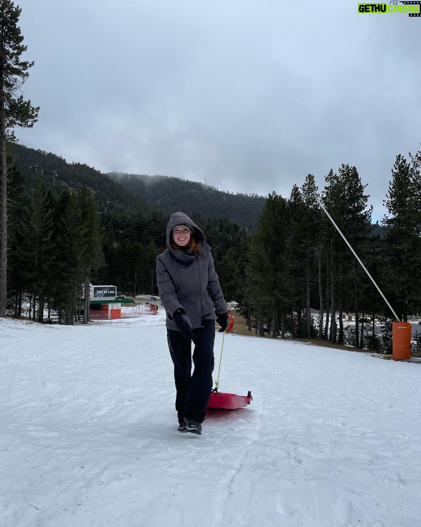 Diana Gómez Instagram - Anem un cop cada tres anys a la neu i hem de demanar roba prestada. ✌🏼