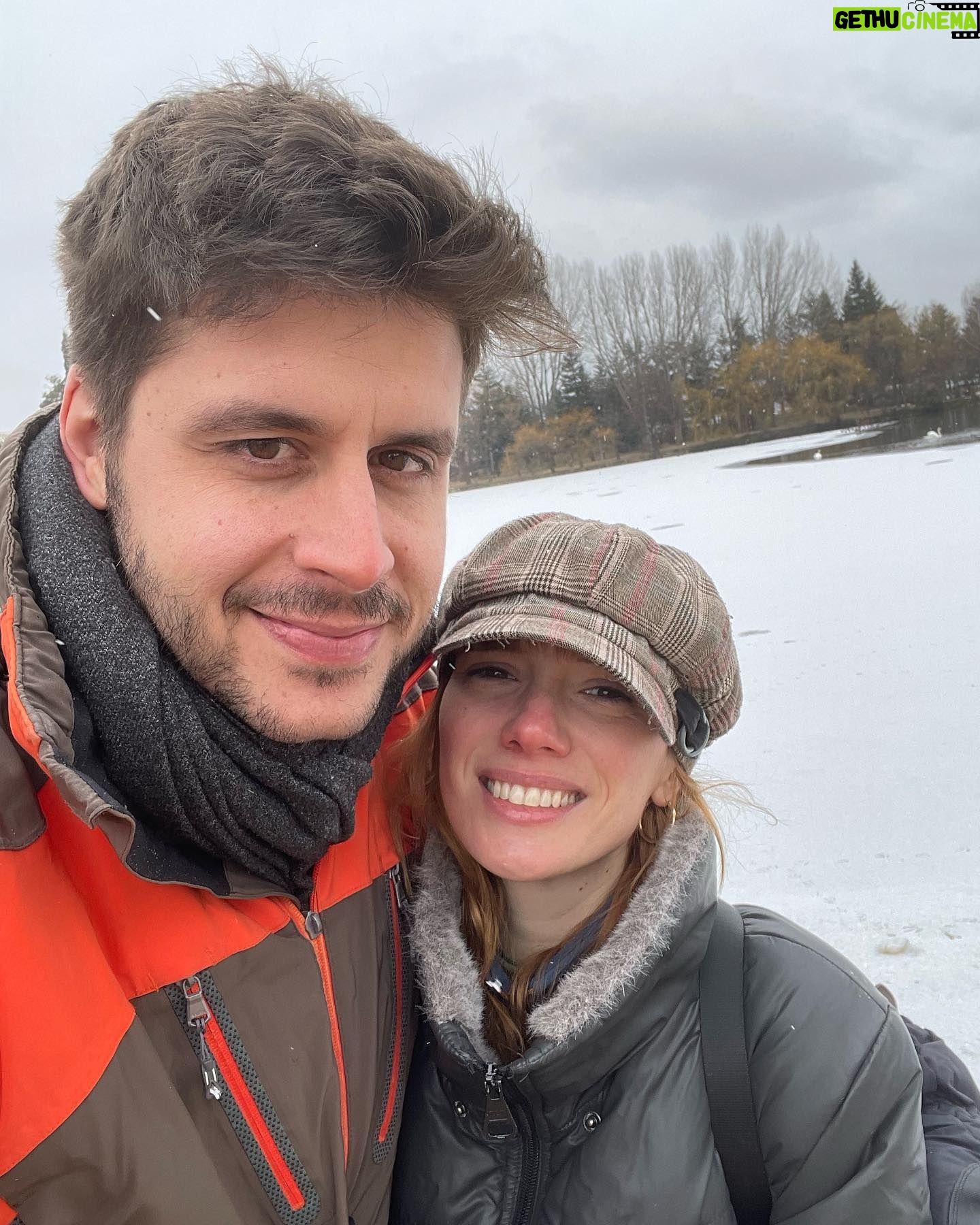 Diana Gómez Instagram - Anem un cop cada tres anys a la neu i hem de demanar roba prestada. ✌🏼