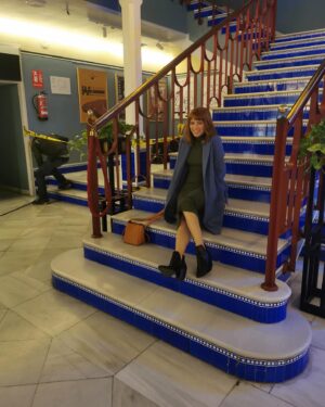 Diana Gómez Instagram - - ponte ahí, que estas escaleras son bonitas. 
- ¿así?
- … 
- Diana, ¿qué haces? 
- esperad 
(Y @silmalopez me mostró el camino).
.
.
Sesión de @teresariott. Bajo la atenta y cariñosa mirada de @paulamalia.