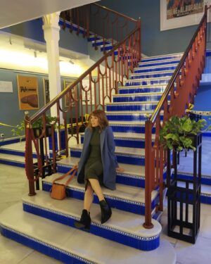 Diana Gómez Instagram - - ponte ahí, que estas escaleras son bonitas. 
- ¿así?
- … 
- Diana, ¿qué haces? 
- esperad 
(Y @silmalopez me mostró el camino).
.
.
Sesión de @teresariott. Bajo la atenta y cariñosa mirada de @paulamalia.