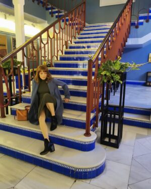 Diana Gómez Instagram - - ponte ahí, que estas escaleras son bonitas. 
- ¿así?
- … 
- Diana, ¿qué haces? 
- esperad 
(Y @silmalopez me mostró el camino).
.
.
Sesión de @teresariott. Bajo la atenta y cariñosa mirada de @paulamalia.