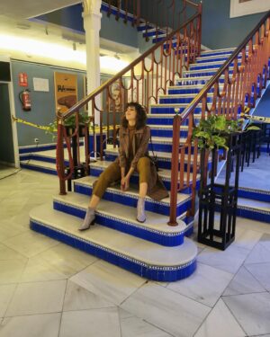 Diana Gómez Instagram - - ponte ahí, que estas escaleras son bonitas. 
- ¿así?
- … 
- Diana, ¿qué haces? 
- esperad 
(Y @silmalopez me mostró el camino).
.
.
Sesión de @teresariott. Bajo la atenta y cariñosa mirada de @paulamalia.