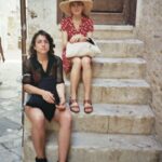 Diana Gómez Instagram - La @georginalatre ens va retratar a la @laiaalberch i a mi en un viatge fugaç, estrany i molt accidentat a Polignano a Mare. I penso que m’agrada tenir un record de quan les coses no van anar bé i tenia dues amigues cuidant-me i recolzant-me mentre feien mil esforços per entendre’s en italià. ❤️