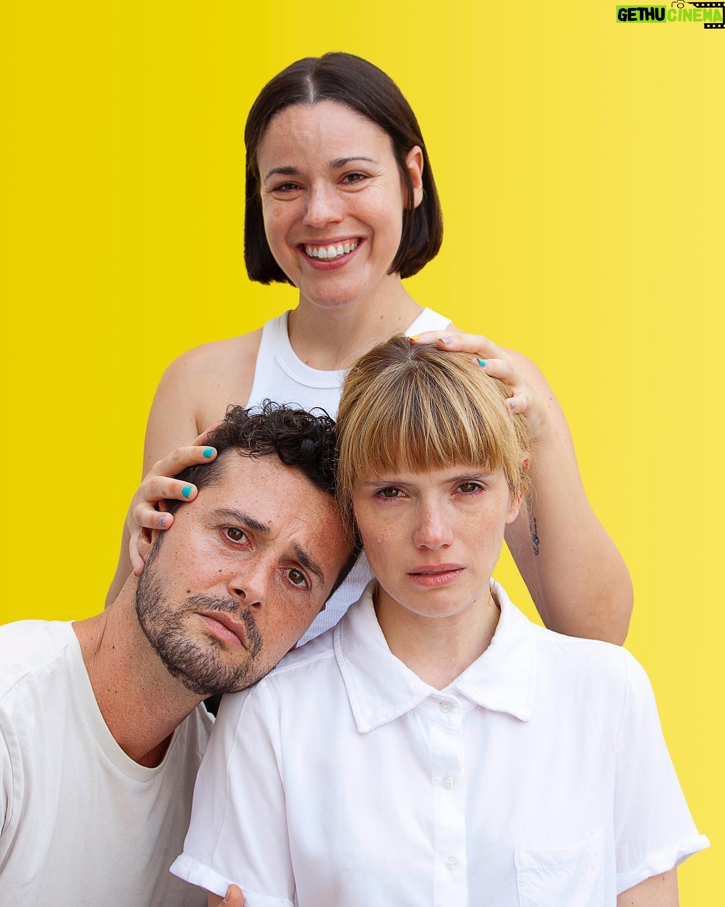 Diana Gómez Instagram - El 10 de juliol farem el primer tast del nostre segon projecte com a cia @42km_, ‘Not my monkeys’, dins de @onelteatrebatega al @teatreolia. Una sàtira sobre la dictadura de la felicitat. 🤗 . . Escrita pel meravellós @maanelmoreno i amb els meus estimadíssims @rafadelacroix i @georginalatre ❤️. . . Dirigida per @martitorras So @poliller Vestuari @nestorreina . . @grecfestivalbcn