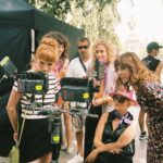 Diana Gómez Instagram - Viendo a @lauracuesta en set nadie se extrañaría que ella, @ali_agudo y todo su equipo consigan esos lookazos en la serie. . #valerianetflix
