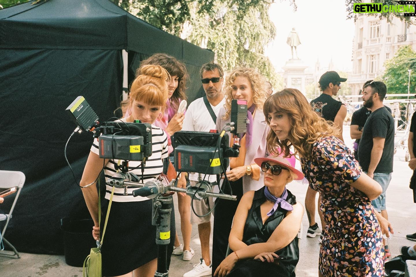 Diana Gómez Instagram - Viendo a @lauracuesta en set nadie se extrañaría que ella, @ali_agudo y todo su equipo consigan esos lookazos en la serie. . #valerianetflix