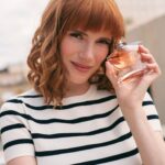 Diana Gómez Instagram - La vida es lo que unx hace con ella, y cada decisión cuenta. Por eso soy fan de cómo Lancôme ha renovado el envase de su perfume icónico #LaVieEstBelle para hacerlo más sostenible, y de la decisión de hacerlo recargable. 🌱🌺 . . #fragancia @beautyexpertlancome #embajadora