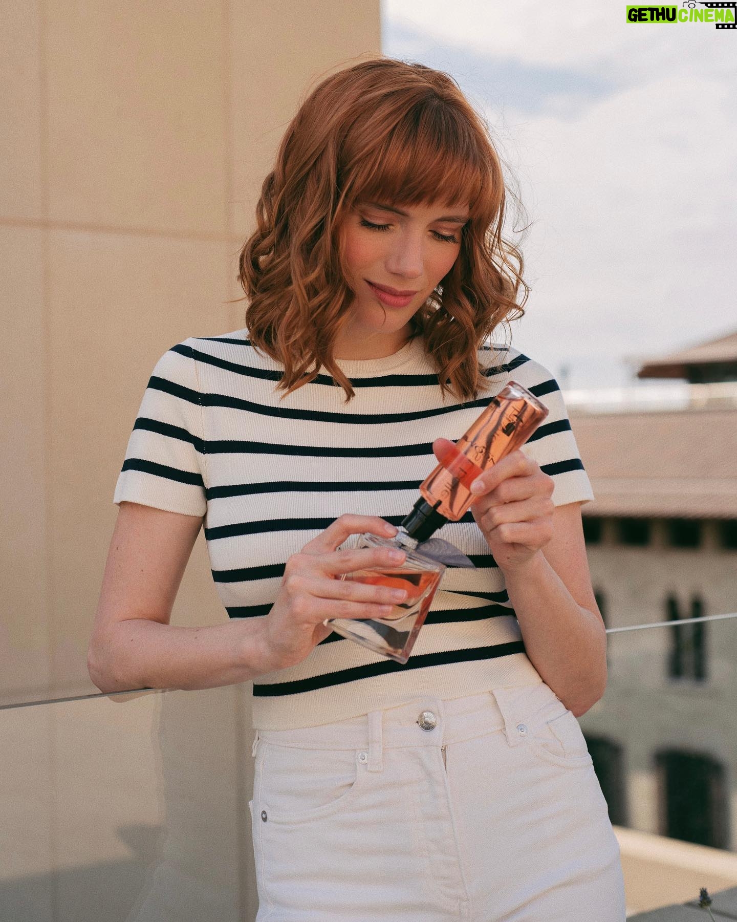 Diana Gómez Instagram - La vida es lo que unx hace con ella, y cada decisión cuenta. Por eso soy fan de cómo Lancôme ha renovado el envase de su perfume icónico #LaVieEstBelle para hacerlo más sostenible, y de la decisión de hacerlo recargable. 🌱🌺 . . #fragancia @beautyexpertlancome #embajadora
