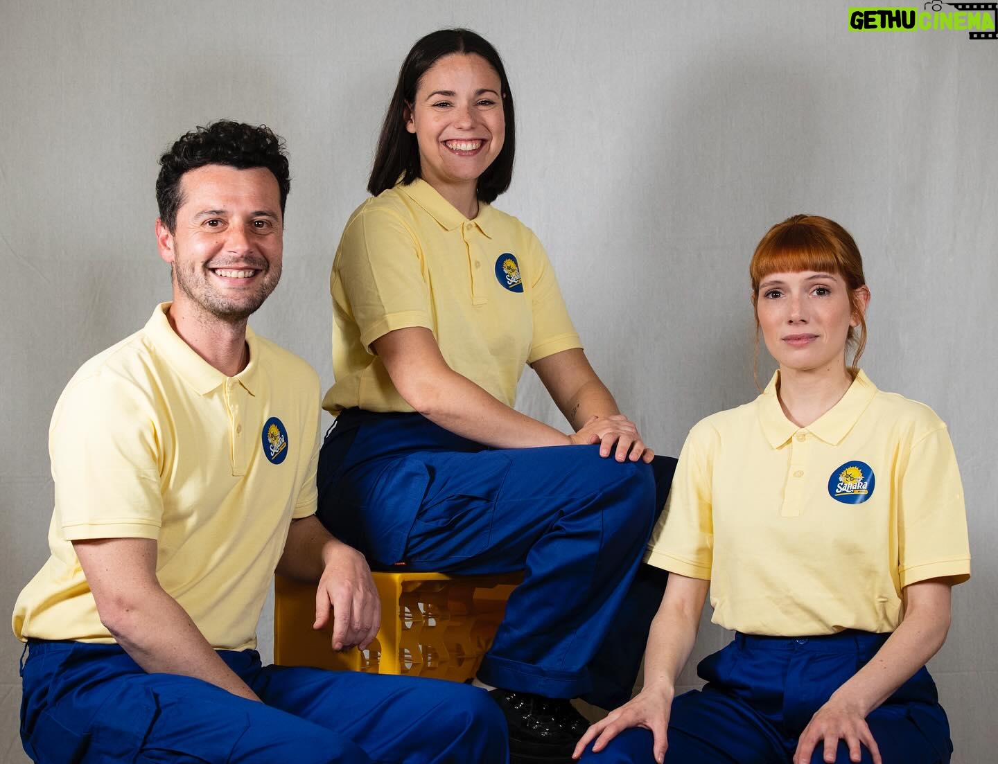 Diana Gómez Instagram - En un gran congrés, l’orador motivacional Ray Rex mou masses i exposa les claus per extreure el propi potencial en un camí que duu els seus seguidors del fracàs a la felicitat i, de pas, a augmentar la productivitat empresarial de la multinacional Sahara Drinks, organitzadora de l’esdeveniment. Un altre somriure, perquè des de Sahara Drinks es promou el happytalisme entre tots els treballadors, perquè això és un win-win i l’empresa és una gran família. La Trini és feliç de ser una sahi, el sobrenom afectuós que reben els treballadors d’aquesta empresa, i somriu molt, no deixa de somriure. No deixa de somriure quan els seus companys se sindicalitzen. No deixa de somriure quan arriba un acomiadament. Un altre somriure i gràcies, gràcies per ensenyar-nos que mai no és tard per aprendre que un acomiadament pot ser enriquidor. Sobretot quan no és el teu, és clar. Més somriures i una carta (ai!, la carta). Una carta que potser gelarà el somriure de la Trini i serà la llavor d’una revolució... 🐒 NOT MY MONKEYS , escrita per @maanelmoreno és una sàtira sobre la dictadura de la felicitat en l’àmbit laboral. 🗓️ Del 10 de juliol al 13 de juliol a les 20h 14 de juliol a les 18h 📍 @teatreolia Una creació de @42km amb @martitorras Una coproducció del @teatreolia i @grecfestivalbcn 📷 @mw_fotografia