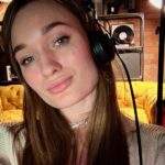 Diana Gloster Instagram - Randoms останніх тижнів 🎥 1. Я все ще виходжу в коридор по ночах, коли бахкає🙈 бо звично і страшно. 2. Повернулась на тренування до @rishamaryna після 2-ох тижнів пропуску. Танцювати - завжди найкраще рішення в житті! 3. Обличчя @ivankvasha - це просто на 100% відображення нашого стану цей місяць)))) дуже втомлені, але посміхаємось та тримаємось. Скоро буде ВАУ-новина щодо нових проєктів🥹🔥 4. Люблю ранкові ефіри на @radioluxfm ! Презентувала «Кішкою» і її взяли в ротацію, що для мене велика радість! 5. Знялась у Блокпост Шоу, і усвідомила як багато мені треба підтягнути по знанням з історії України та української мови🤓 6. Нарешті побачилась та провела час з мамою та сестрами! Як же я сумую за ними…весь час. 7. Нічні співи о 01:00😅 Вчу новий альбом Аріани Гранде на пам’ять))) 8. Ми нарешті переїхали, і у Мелоді завжди одне питання «ці двоногі колись заспокоються?!» 9. Пісня, яку випущу в травні буде суцільним експериментом в плані музики. Такої пісні в мене ще ніколи не було🙈 10. Моя люба @anita_solovei повернулась після інсульту! Нарешті повертається до роботи, хоч поки і частково без зору🙏🏼 Цю історію можна подивитись в мене в закріплених сторіз, а у Аніти в сторіз - пройти за посиланням та задонатити на спеціальні книжки для діток, які не бачать🫂 Дякую за вашу підтримку❤️ відчуваю її кожного дня!