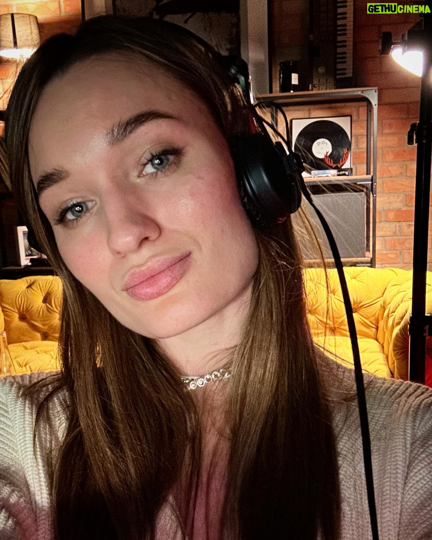 Diana Gloster Instagram - Randoms останніх тижнів 🎥 1. Я все ще виходжу в коридор по ночах, коли бахкає🙈 бо звично і страшно. 2. Повернулась на тренування до @rishamaryna після 2-ох тижнів пропуску. Танцювати - завжди найкраще рішення в житті! 3. Обличчя @ivankvasha - це просто на 100% відображення нашого стану цей місяць)))) дуже втомлені, але посміхаємось та тримаємось. Скоро буде ВАУ-новина щодо нових проєктів🥹🔥 4. Люблю ранкові ефіри на @radioluxfm ! Презентувала «Кішкою» і її взяли в ротацію, що для мене велика радість! 5. Знялась у Блокпост Шоу, і усвідомила як багато мені треба підтягнути по знанням з історії України та української мови🤓 6. Нарешті побачилась та провела час з мамою та сестрами! Як же я сумую за ними…весь час. 7. Нічні співи о 01:00😅 Вчу новий альбом Аріани Гранде на пам’ять))) 8. Ми нарешті переїхали, і у Мелоді завжди одне питання «ці двоногі колись заспокоються?!» 9. Пісня, яку випущу в травні буде суцільним експериментом в плані музики. Такої пісні в мене ще ніколи не було🙈 10. Моя люба @anita_solovei повернулась після інсульту! Нарешті повертається до роботи, хоч поки і частково без зору🙏🏼 Цю історію можна подивитись в мене в закріплених сторіз, а у Аніти в сторіз - пройти за посиланням та задонатити на спеціальні книжки для діток, які не бачать🫂 Дякую за вашу підтримку❤️ відчуваю її кожного дня!