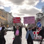 Diana Gloster Instagram - Кожної неділі о 12.00 у вас є можливість доєднатись до @azovstalfamilies та нагадати країні, що ми не забули! Що нам потрібно повернути наших людей з полону! Що їх сім’ї до сих пір не знають чи живі вони там, і коли повернуться до дому… але чекають та сподіваються. Ми всі чекаємо🙏🏼 Всього 1,5 год вашого життя в тиждень зроблять різницю. Єднаймося!🫂 Локація кожного разу змінюється, і сьогодні ми з @gudkova_alyona мали честь стояти на пішохідному переході Софіївської площі. Людей з кожним разом все більше і більше. І все меньше і меньше тихо проїжджаючих автівок💪🏼