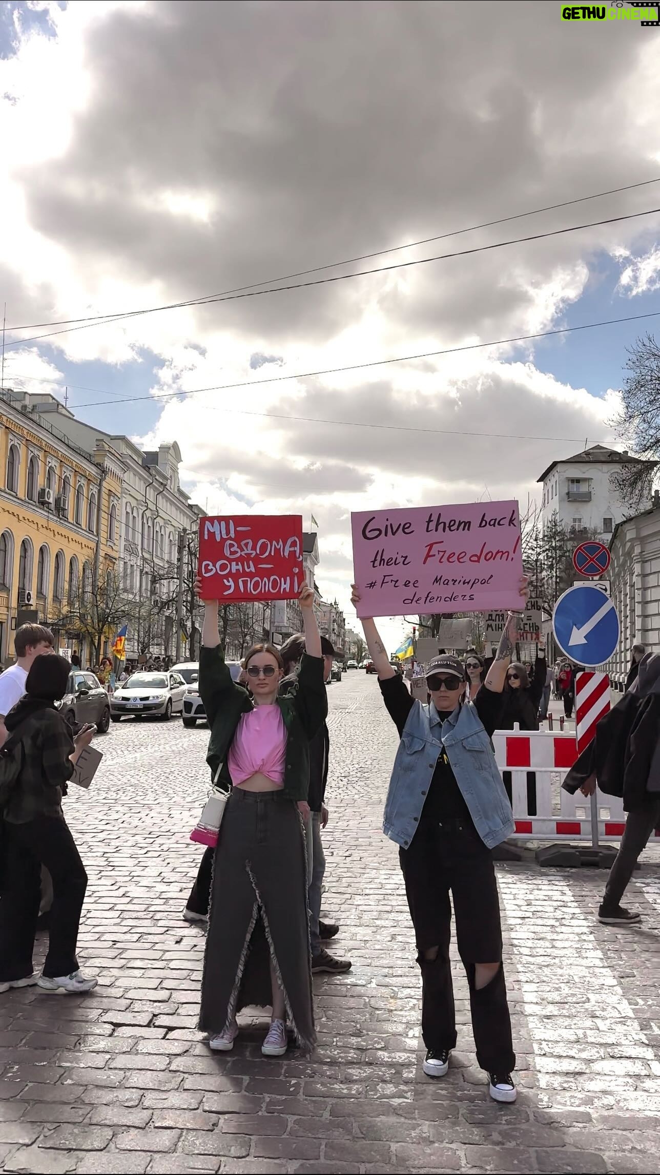 Diana Gloster Instagram - Кожної неділі о 12.00 у вас є можливість доєднатись до @azovstalfamilies та нагадати країні, що ми не забули! Що нам потрібно повернути наших людей з полону! Що їх сім’ї до сих пір не знають чи живі вони там, і коли повернуться до дому… але чекають та сподіваються. Ми всі чекаємо🙏🏼 Всього 1,5 год вашого життя в тиждень зроблять різницю. Єднаймося!🫂 Локація кожного разу змінюється, і сьогодні ми з @gudkova_alyona мали честь стояти на пішохідному переході Софіївської площі. Людей з кожним разом все більше і більше. І все меньше і меньше тихо проїжджаючих автівок💪🏼