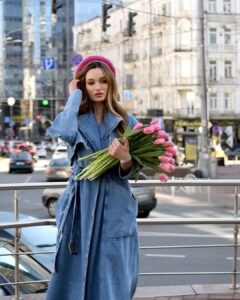 Diana Gloster Instagram - Цей тиждень буде для мене особливим🥰🌸 ✔️Бо сьогодні я оголошу дату релізу! ✔️Завтра знімаю на ютуб канал дещо, за чим ви сумували і я нарешті готова знімати знов! ✔️В середу я знімаю подкаст з двома дуже цікавими гостями (вам сподобається) ✔️Четвер і п’ятниця - важливі дні для нас з Іваном (про це розповім в сторіз, бо нас чекають зміни) ✔️Ну і до моєї подорожі залишилось всього 10 днів, треба встигнути закінчити все по роботі🙈 Так що не пропускайте сторіз, щоб бути в курсі) Бажаю вам неймовірного, щасливого тижня! І звісно, максимально тихого🙏🏼💗 Фото та відео - @deryachhh Тренч - @match_denim_com Капелюх - @furt.ua