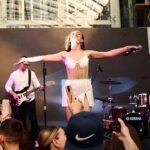 Diana Gloster Instagram - Як же я обожнюю зустрічі з вами🥹🔥 Чекаю вже завтра в Lavina Mall на честь десятиріччя благодійного фонду @tvoyaopora 😍🔥(вхід вільний) Дякую @musicboxua за ці фото з концерту минулого тижня! Атмосфера була фантастична💖