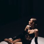 Diana Gloster Instagram - Чому мені стало погано на зйомках кліпу На що я даю офіційний дозвіл хейтерам Та як створити відеороботу на пісню з 6 образами за 1 день - дивіться у цьому влозі про зйомки кліпу «Кішкою»😍⚡️ Окрема подяка моїй любій команді, з якою творити кожен раз - це справжнє щастя і кайф від процесу! У влозі ви побачите: Режисера - @ivankvasha 🎥 Хореографиню-постановницю - @rishamaryna 💃 Стилістку - @anastasia.lommach 👠 Аранжувальника і саундпродюсера - @kirilltverdun 1AD (людина з камерою, світлом та суворим голосом😜) - @vitalii_hahramanov Найкращу фотографиню бекстейджу - @photoangie_ 📸 Візажистку та людину, яка фарбує моє обличчя, колипіл час того, як я кручусь без зупинки - @annet.k_makeup 💄 Стилістку по зачіскам, яка робила з мене тістечко - @ohinastia 💇🏻‍♀️ Асистентку, чий закадровий голос ви тут чуєте - @sofi.mischenko 📻