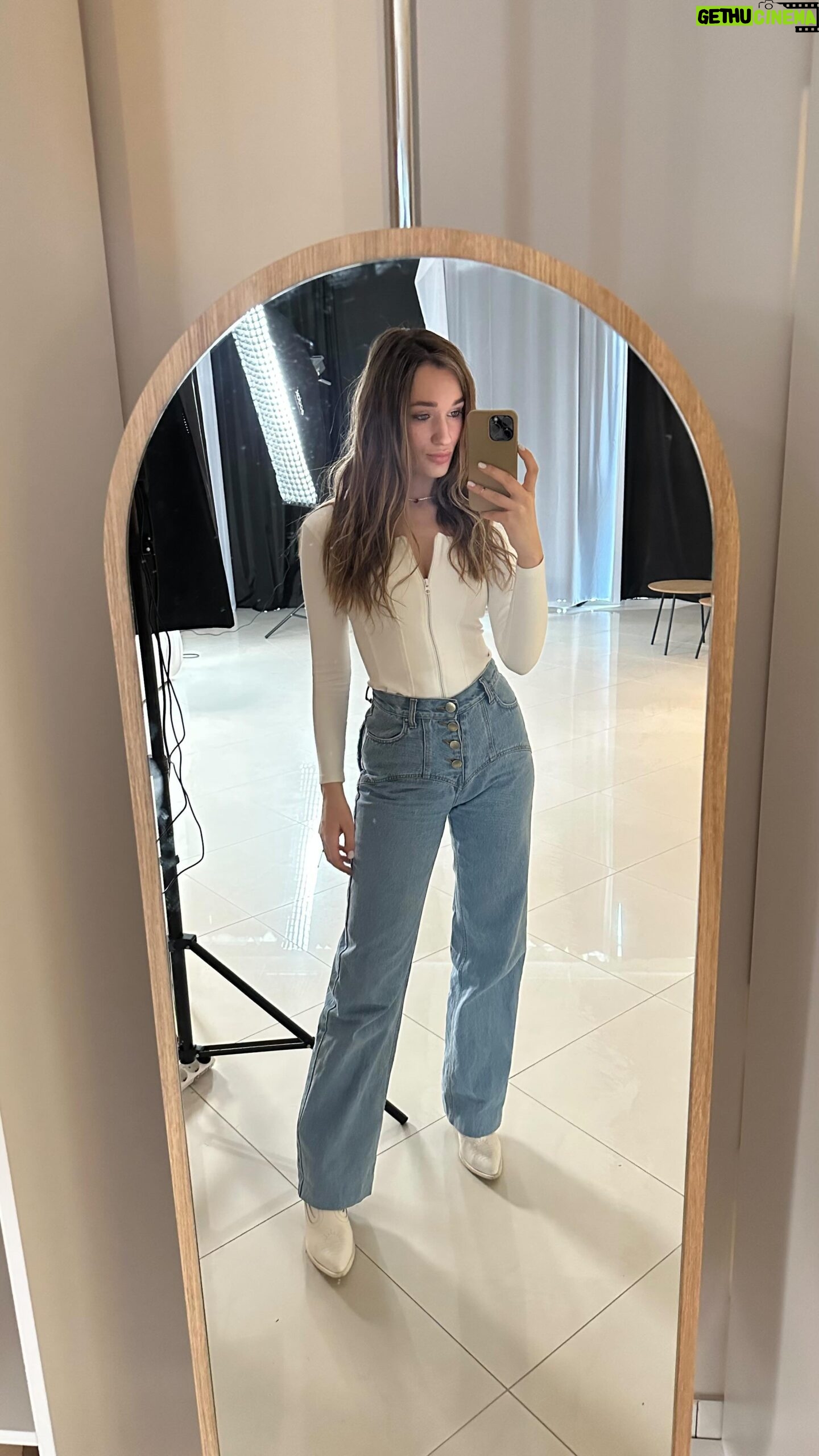 Diana Gloster Instagram - Швидкий смачний сніданок для коханого за 12 хвилин🤤 що потрібно: 100 мл Baileys Original 30 мл молока 2 яйця 4 скибки хліба 40 г вершкового масла збиті вершки малина (або банан) чорниця цукрова пудра як готувати: • Збийте разом яйця, молоко та Baileys. Вилийте на скибки хліба на тарілці й дайте просочитись декілька хвилин. • Розтопіть вершкове масло у великій сковорідці на середньому вогні. Обсмажуйте скибки хліба з кожної сторони приблизно 2 хв, або ж до появи золотистого кольору. • Розкладіть французькі тости на тарілки. Зверху викладіть щедру порцію збитих вершків, жменю малини та чорниці, посипте цукровою пудрою Не забудьте додати ломтик кохання та насолоджуйтесь разом ☺️❤️ #ad
