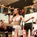 Diana Gloster Instagram - Як же я обожнюю зустрічі з вами🥹🔥 Чекаю вже завтра в Lavina Mall на честь десятиріччя благодійного фонду @tvoyaopora 😍🔥(вхід вільний) Дякую @musicboxua за ці фото з концерту минулого тижня! Атмосфера була фантастична💖