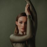 Diana Gloster Instagram - Як відчепитися від себе і чому це так важко дається?😅 Обіцяли, що в 30 попустить, до 40 чекати не хочеться аж ніяк)))) Фото: @dementevaeva ✨ Візажист - @muah_liliiazabara Стиліст - @o.yadchenko.stylist Комбінезон - @gofit.women