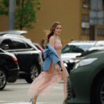 Diana Gloster Instagram - Повітряна тривога почалась за 10 хв до зйомки. Перевірила в тг-каналах, що поки не було пусків і пішла зніматись. Сюр, який став нашим повсякденним життям. Але як ми по-справжньому ЖИВЕМО зараз, розуміючи яке крихке наше існування, і як небагато в нас часу🫶🏼 Дякую за ці неймовірні кадри @dfbobrov ✨ Style - моя one and only @anastasia.lommach ⚡️ Всі бренди - в тг каналі (посилання в шапці профілю)