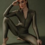 Diana Gloster Instagram - Як відчепитися від себе і чому це так важко дається?😅 Обіцяли, що в 30 попустить, до 40 чекати не хочеться аж ніяк)))) Фото: @dementevaeva ✨ Візажист - @muah_liliiazabara Стиліст - @o.yadchenko.stylist Комбінезон - @gofit.women