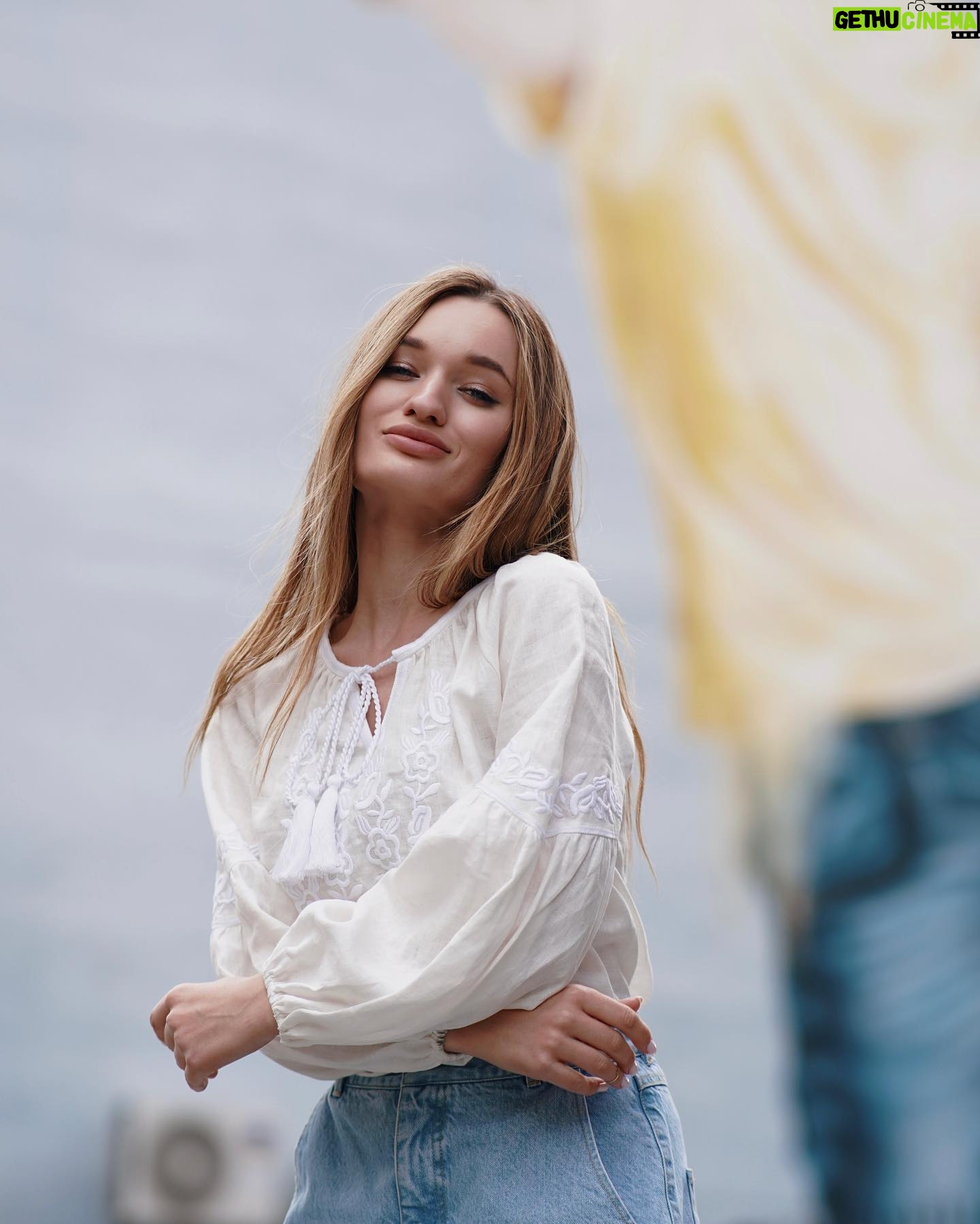 Diana Gloster - 4.5K Likes - Це гарно і важливо💛
В мене поки тільки одна, тому прийшлося «зайняти» у подруги для різноманіття☺️👌🏼 а давайте підтримаємо бренди, які шиють вишиванки і відмітимо улюблені в коментарях?)
Нехай кожна та кожен знайде свою, ту саму вишиванку ✨