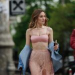 Diana Gloster Instagram - Повітряна тривога почалась за 10 хв до зйомки. Перевірила в тг-каналах, що поки не було пусків і пішла зніматись. Сюр, який став нашим повсякденним життям. Але як ми по-справжньому ЖИВЕМО зараз, розуміючи яке крихке наше існування, і як небагато в нас часу🫶🏼 Дякую за ці неймовірні кадри @dfbobrov ✨ Style - моя one and only @anastasia.lommach ⚡️ Всі бренди - в тг каналі (посилання в шапці профілю)