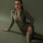 Diana Gloster Instagram - Як відчепитися від себе і чому це так важко дається?😅 Обіцяли, що в 30 попустить, до 40 чекати не хочеться аж ніяк)))) Фото: @dementevaeva ✨ Візажист - @muah_liliiazabara Стиліст - @o.yadchenko.stylist Комбінезон - @gofit.women
