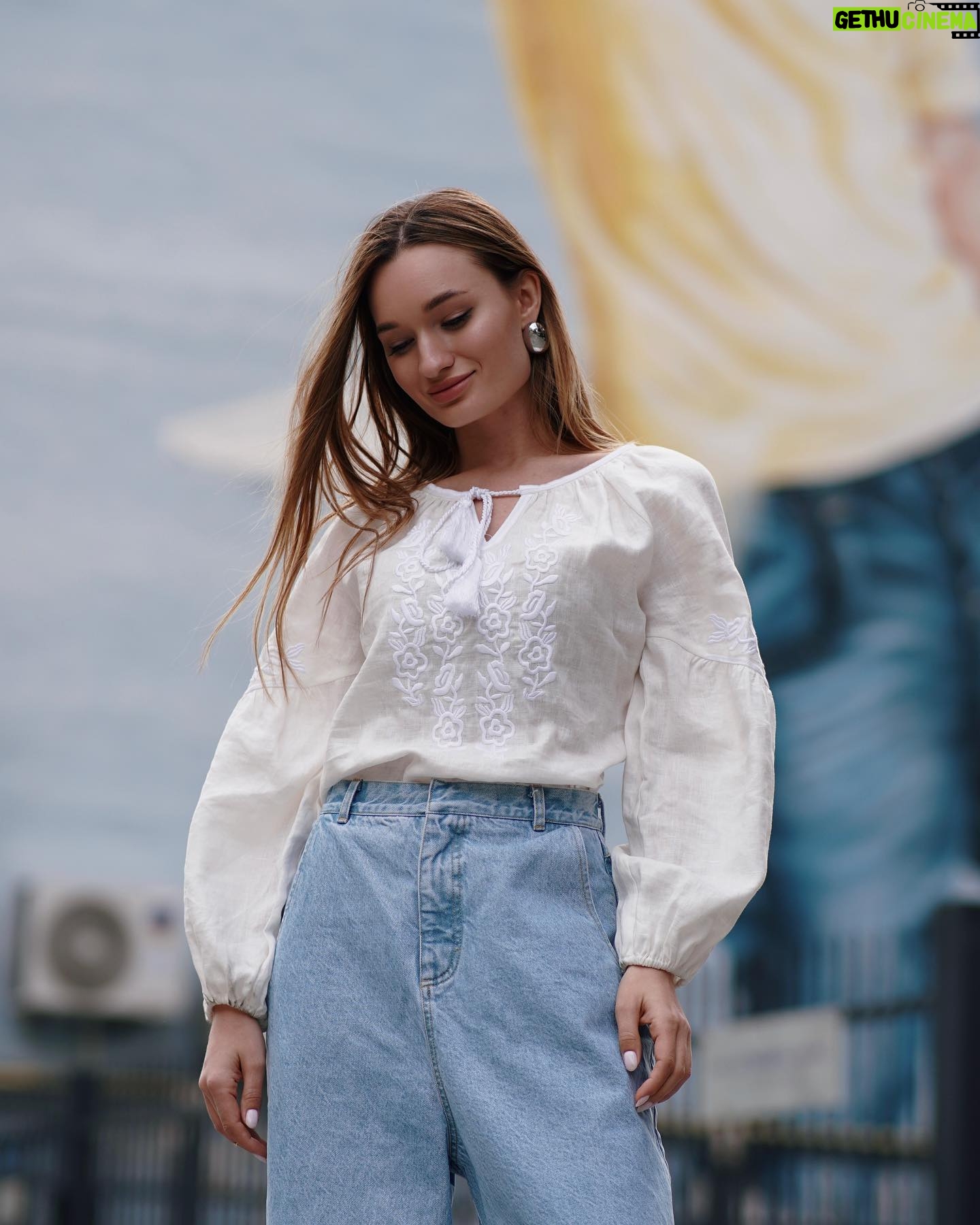 Diana Gloster - 4.5K Likes - Це гарно і важливо💛
В мене поки тільки одна, тому прийшлося «зайняти» у подруги для різноманіття☺️👌🏼 а давайте підтримаємо бренди, які шиють вишиванки і відмітимо улюблені в коментарях?)
Нехай кожна та кожен знайде свою, ту саму вишиванку ✨