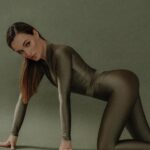 Diana Gloster Instagram - Як відчепитися від себе і чому це так важко дається?😅 Обіцяли, що в 30 попустить, до 40 чекати не хочеться аж ніяк)))) Фото: @dementevaeva ✨ Візажист - @muah_liliiazabara Стиліст - @o.yadchenko.stylist Комбінезон - @gofit.women