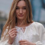 Diana Gloster Instagram - Це гарно і важливо💛 В мене поки тільки одна, тому прийшлося «зайняти» у подруги для різноманіття☺️👌🏼 а давайте підтримаємо бренди, які шиють вишиванки і відмітимо улюблені в коментарях?) Нехай кожна та кожен знайде свою, ту саму вишиванку ✨
