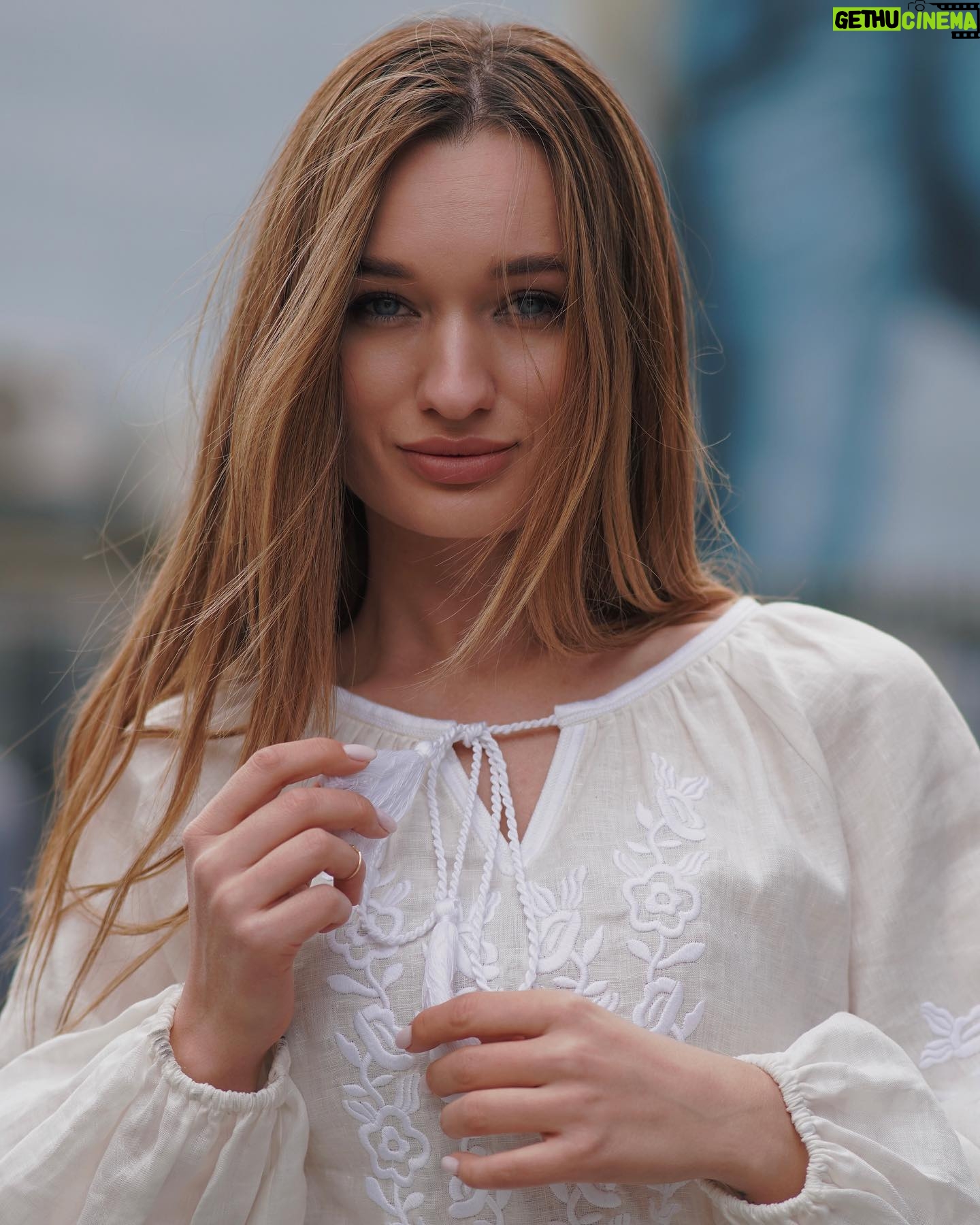 Diana Gloster - 4.5K Likes - Це гарно і важливо💛
В мене поки тільки одна, тому прийшлося «зайняти» у подруги для різноманіття☺️👌🏼 а давайте підтримаємо бренди, які шиють вишиванки і відмітимо улюблені в коментарях?)
Нехай кожна та кожен знайде свою, ту саму вишиванку ✨