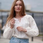 Diana Gloster Instagram - Це гарно і важливо💛 В мене поки тільки одна, тому прийшлося «зайняти» у подруги для різноманіття☺️👌🏼 а давайте підтримаємо бренди, які шиють вишиванки і відмітимо улюблені в коментарях?) Нехай кожна та кожен знайде свою, ту саму вишиванку ✨