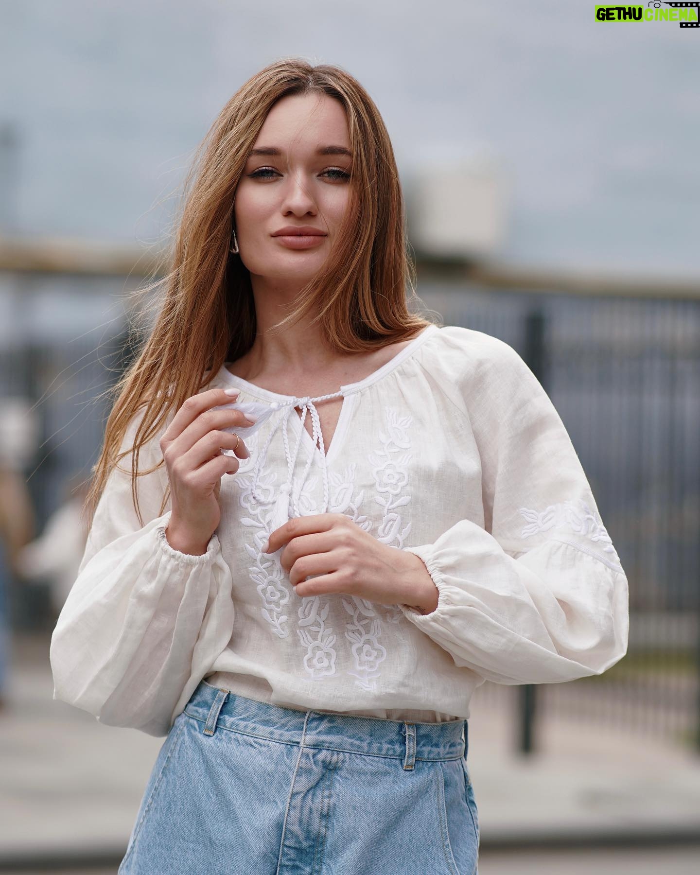 Diana Gloster - 4.5K Likes - Це гарно і важливо💛
В мене поки тільки одна, тому прийшлося «зайняти» у подруги для різноманіття☺️👌🏼 а давайте підтримаємо бренди, які шиють вишиванки і відмітимо улюблені в коментарях?)
Нехай кожна та кожен знайде свою, ту саму вишиванку ✨