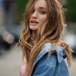 Diana Gloster Instagram - Повітряна тривога почалась за 10 хв до зйомки. Перевірила в тг-каналах, що поки не було пусків і пішла зніматись. Сюр, який став нашим повсякденним життям. Але як ми по-справжньому ЖИВЕМО зараз, розуміючи яке крихке наше існування, і як небагато в нас часу🫶🏼 Дякую за ці неймовірні кадри @dfbobrov ✨ Style - моя one and only @anastasia.lommach ⚡️ Всі бренди - в тг каналі (посилання в шапці профілю)