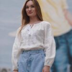 Diana Gloster Instagram - Це гарно і важливо💛 В мене поки тільки одна, тому прийшлося «зайняти» у подруги для різноманіття☺️👌🏼 а давайте підтримаємо бренди, які шиють вишиванки і відмітимо улюблені в коментарях?) Нехай кожна та кожен знайде свою, ту саму вишиванку ✨