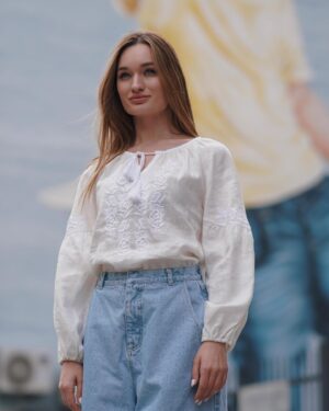 Diana Gloster Instagram - Це гарно і важливо💛 

В мене поки тільки одна, тому прийшлося «зайняти» у подруги для різноманіття☺️👌🏼 а давайте підтримаємо бренди, які шиють вишиванки і відмітимо улюблені в коментарях?)

Нехай кожна та кожен знайде свою, ту саму вишиванку ✨